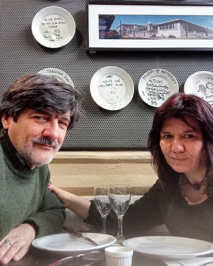 César Troncoso junto a su mujer, Adriana, la que lo incentivó a subirse a un avión desde España para ir a un nuevo casting de El Eternauta