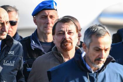 Cesare Battisti aterrizó hoy en Italia tras ser extraditado desde Bolivia, donde se había refugiado tras huir de Brasil, cuyo gobierno había prometido su extradición inmediata