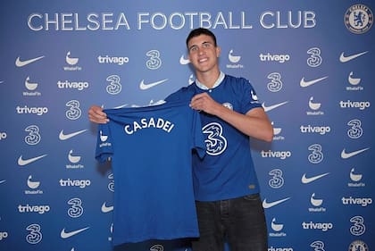 Cesare Casadei con la camiseta de Chelsea; en la temporada 2023-24 compartirá equipo con Enzo Fernández y será dirigido por Mauricio Pochettino.