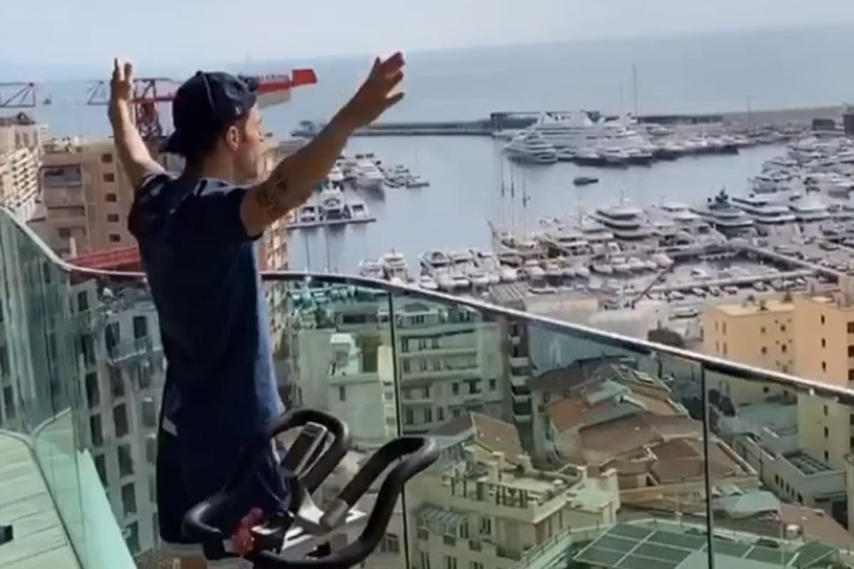 Cesc Fábregas, en el balcón de su casa, en Mónaco