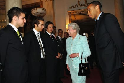 Cesc Fábregas, Mathieu Flamini, Thomas Rosicky, la Reina Isabel II y Thierry Henry, durante la recepción en el Palacio de Buckingham, en febrero de 2007