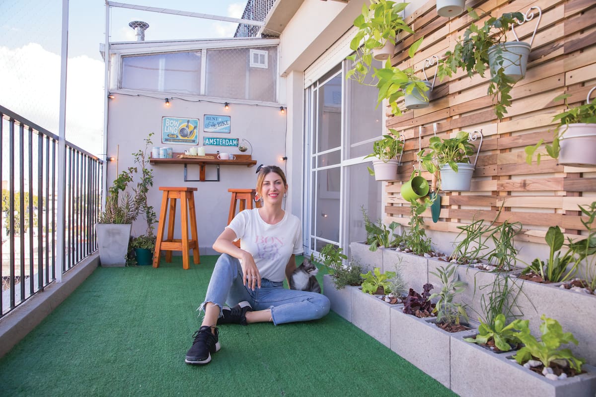 Césped sintético, una barra canchera y una huerta orgánica para darle nueva vida a este balcón.