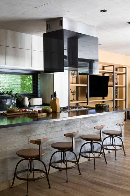 Cesta con limones (Claudia Adorno). En toda el área social, el piso es ‘Fusion Vinilum’ (Patagonia Flooring). Banquetas de hierro y lapacho (Hugo Tonti).