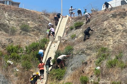 Un grupo de migrantes que logró entrar a Ceuta