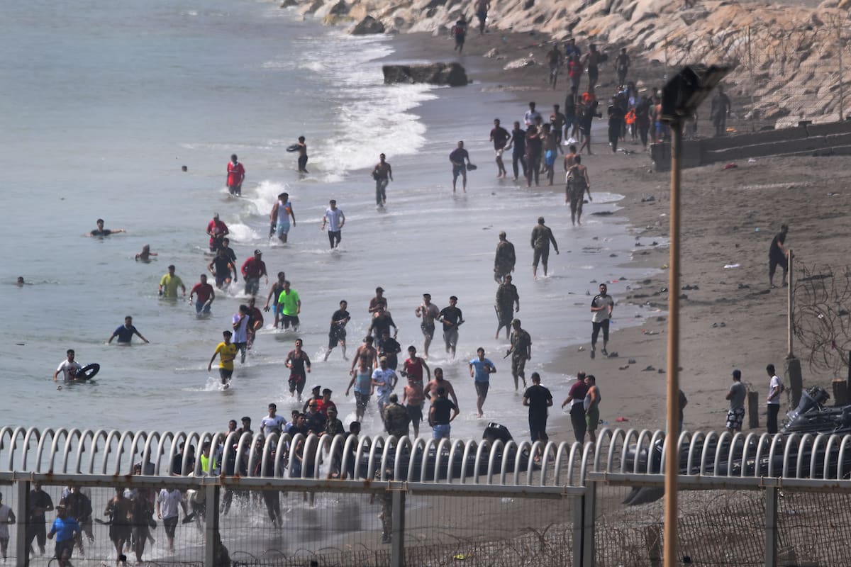 Crisis migratoria en Ceuta: imágenes impactantes de una llegada masiva a la costa española