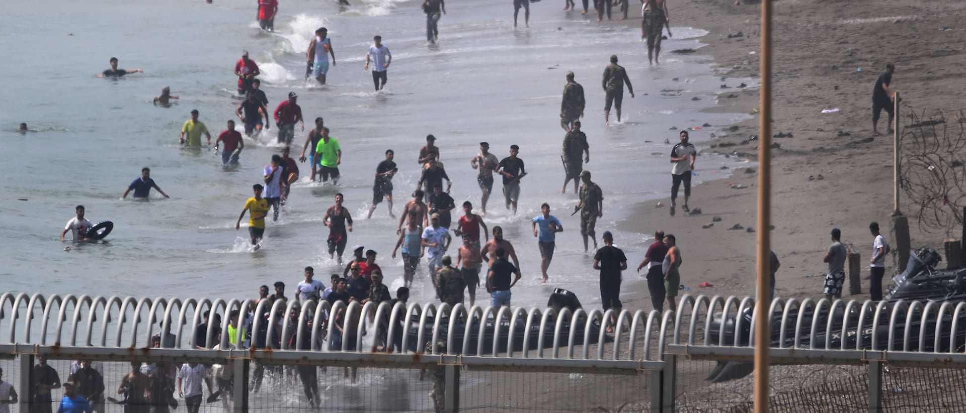 Las imágenes de la impactante llegada masiva de inmigrantes a las costas de la ciudad española de Ceuta.
