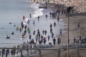 Las impactantes imágenes de la masiva llegada de inmigrantes a la costa española de Ceuta