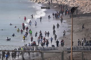 Las impactantes imágenes de la masiva llegada de inmigrantes a la costa española de Ceuta