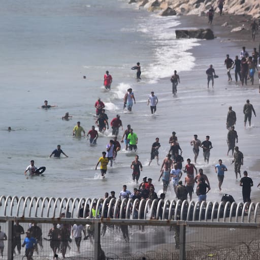 Las imágenes de la impactante llegada masiva de inmigrantes a las costas de la ciudad española de Ceuta.