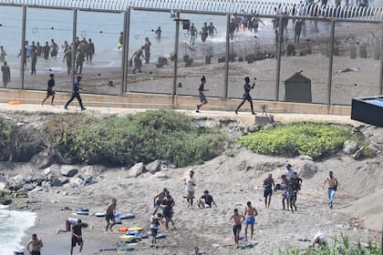 Varios migrantes intentan cruzar a nado la frontera el 30 de julio de 2026 en Ceuta, España