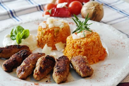 Cevapi, salchichas serbias a la parrilla.