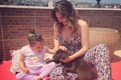 Desde hace dos semanas, Ceyda y su pequeña tienen un nuevo integrante en la familia: Pluto
