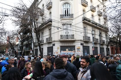 CFK salió al balcón luego de las versiones de un probable allanamiento en San José 1111 por la compra del primer piso.