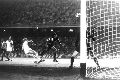 El segundo tanto lo anotó Antonio Fucceneco, cuando ya el Bayern Munich jugaba con 10 hombres por la expulsión de Rainer Zobel