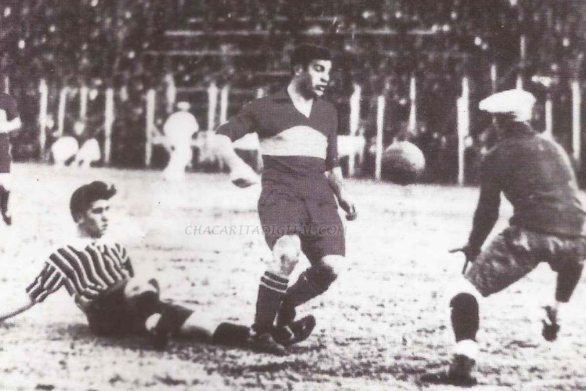 Chacarita-Boca, en 1931, durante el primer partido del fútbol profesional en la Argentina
