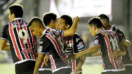 Chacarita festejó ante Crucero del Norte