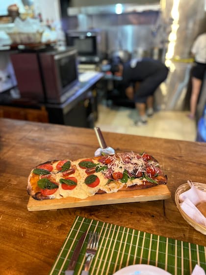 Chacho amplió su oferta y ahora también ofrece las "pizzas barcas", una forma de presentación que llegó para quedarse.