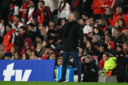"Chacho" estuvo nuevamente activo, entre indicaciones y reproches, pidiendo finalizar las jugadas, aunque no demasiado efusivo en los gritos de los goles.