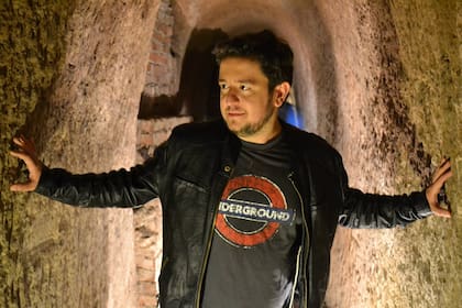 Chacho Garabal, el hombre del streaming teatral que canta a Elvis Presley