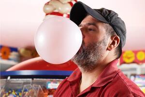 Chad Fell logró el récord de "la burbuja de chicle más grande del mundo" en 2004 (Foto: FACEBOOK Guinness World Records)