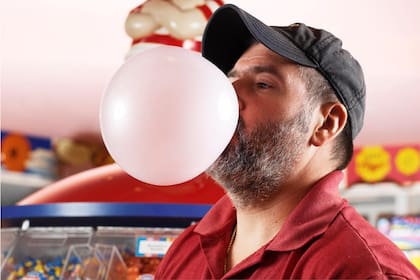 Chad Fell logró el récord de "la burbuja de chicle más grande del mundo" en 2004 (Foto: FACEBOOK Guinness World Records)