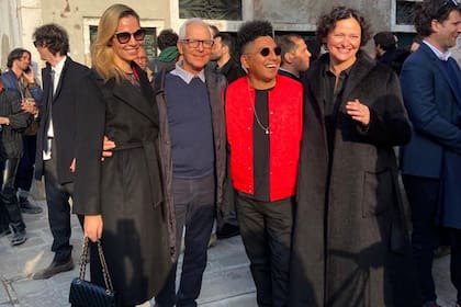 Chaile con Eduardo Costantini y su esposa, Elina, junto a la curadora Cecilia Alemani en la última edición de la Bienal de Venecia