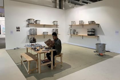 Chaile con mate cocido para brindar en el corazón del mercado del arte, en 2019 sorprendió en Art Basel, la feria más importante del mundo: vendió todas sus ollas populares intervenidas