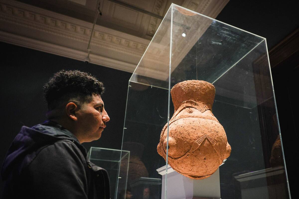 Chaile y la maqueta de Hornero en la National Gallery