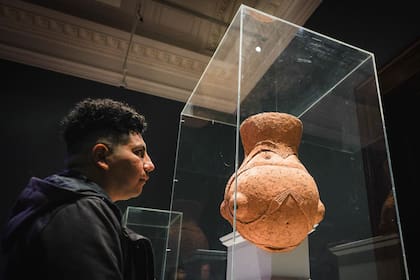 Chaile y la maqueta de Hornero en la National Gallery