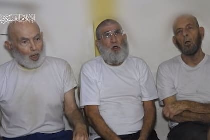 Chaim Gershon Peri, Yoram Itak Metzger y Amiram Israel Cooper, los rehenes israelíes que Hamas anunció que murieron, habían sido mostrados en un video en diciembre pasado