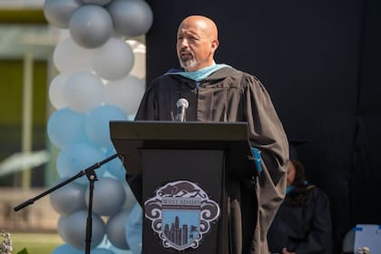 Chait cuenta con una carrera de tres décadas dentro del Lausd, lo que le otorga un profundo conocimiento del sistema escolar