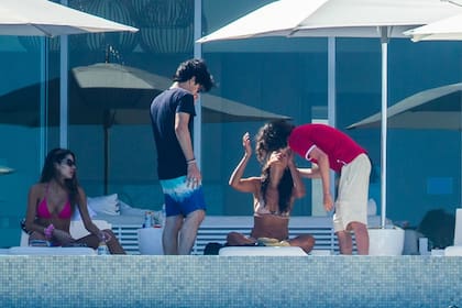 Chalamet, González y unos amigos, retratados en pleno descanso