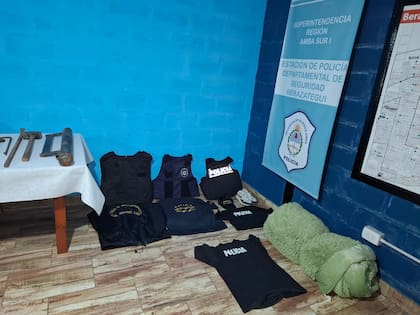 Chalecos antibalas incautados a una banda de falsos policías