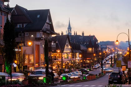 Chalets alpinos y autos de alta gama en el atardecer de Gramado