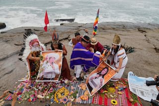 Chamanes peruanos realizan ritual de bendición antes del balotaje presidencial