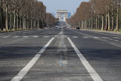 Champs Elysees, en otros tiempos no muy lejanos era un paisaje repleto de gente y vehículos y hoy está casi vacío