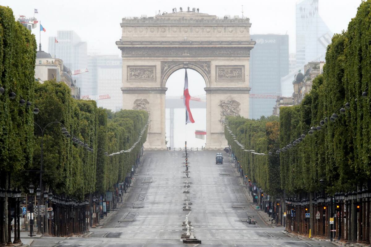 Champs Elysees: otra postal de París de la quietud provocada por el coronavirus