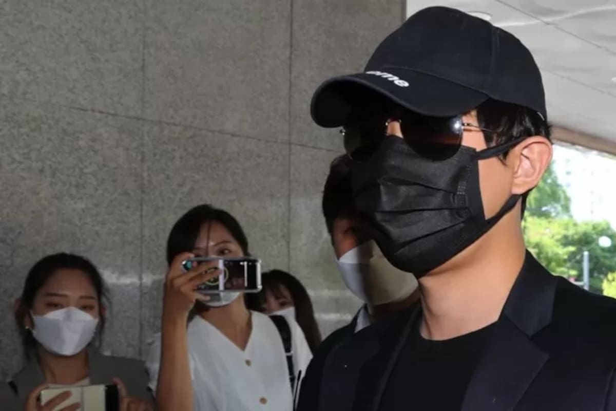 "Chancers" fue fotografiado cuando salía de la estación de policía tras ser interrogado