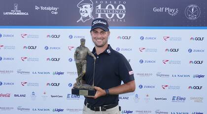 Chandler Blanchet, con la copa del Roberto De Vicenzo 100 años Memorial
