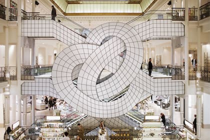 Obra de un pionero del arte viralizado, Leandro Erlich: Le Bon Marché,"ató"las escaleras mecánicas de la cadena de almacenes y fue un suceso mundial