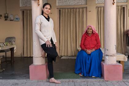 Chandro Tomar, de 89 años, con su nieta Shefali Tomar, que ahora compite internacionalmente, en la aldea de Johri, la India, el 14 de febrero de 2021