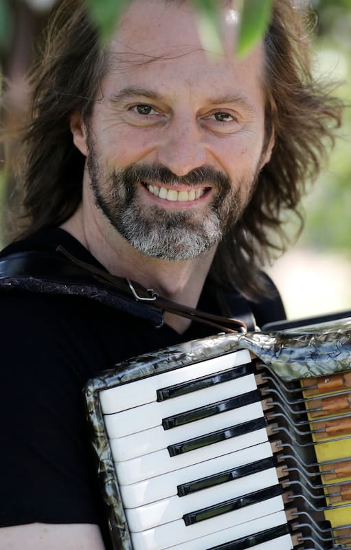 El talentoso acordeonista chamamecero, que dejó su impronta en polcas rurales, recitales de Divididos y en la electrónica de Chancha Vía Circuito, festeja treinta años de carrera con conciertos en el festival de Cosquín y el teatro Ópera