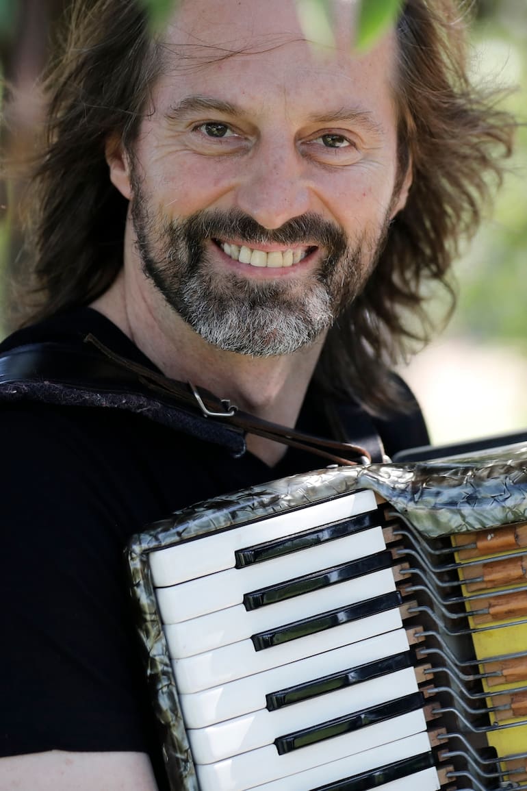 El talentoso acordeonista chamamecero, que dejó su impronta en polcas rurales, recitales de Divididos y en la electrónica de Chancha Vía Circuito, festeja treinta años de carrera con conciertos en el festival de Cosquín y el teatro Ópera