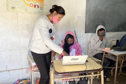 Chañi asiste a una de las alumnas durante la clase; está contemplado que el trabajo sea tanto online como offline