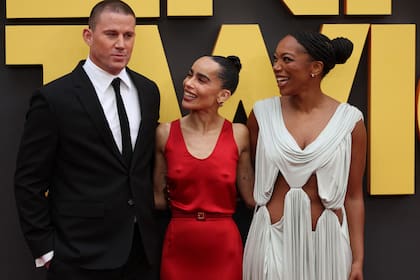 Channing Tatum y Zoë Kravitz siguen en su gira de mimos, glamour y alfombras rojas. La pareja esta vez desembarcó en Londres para presentar Parpadea dos veces en la capital inglesa. En la foto, la directora del film y su estrella protagónica posaron con Naomi Ackie. El look rojo de ella se destacó del resto