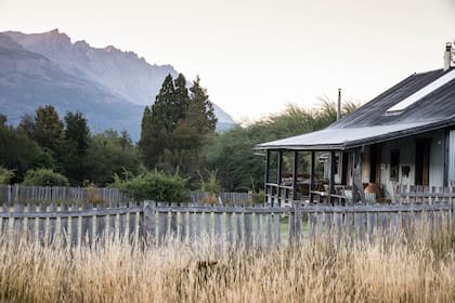 Chapa y madera, puro encanto patagónico y un paisaje que lo envuelve todo