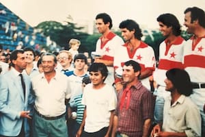 Chapaleufú campeón de Palermo 1986, con el gol de Marcos Heguy en la Marsellesa: Tito Lezcano con Carlos Bilardo en el podio