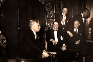 Chaplin representando un personaje y Gardel a carcajadas
