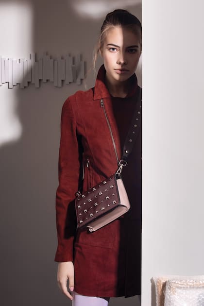 Falda de gamuza (Giesso), chaqueta con cierre cruzado, minibag con tachas (Blaquè).