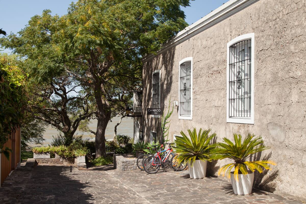 Charco, hotel boutique en pleno casco histórico de Colonia del Sacramento.